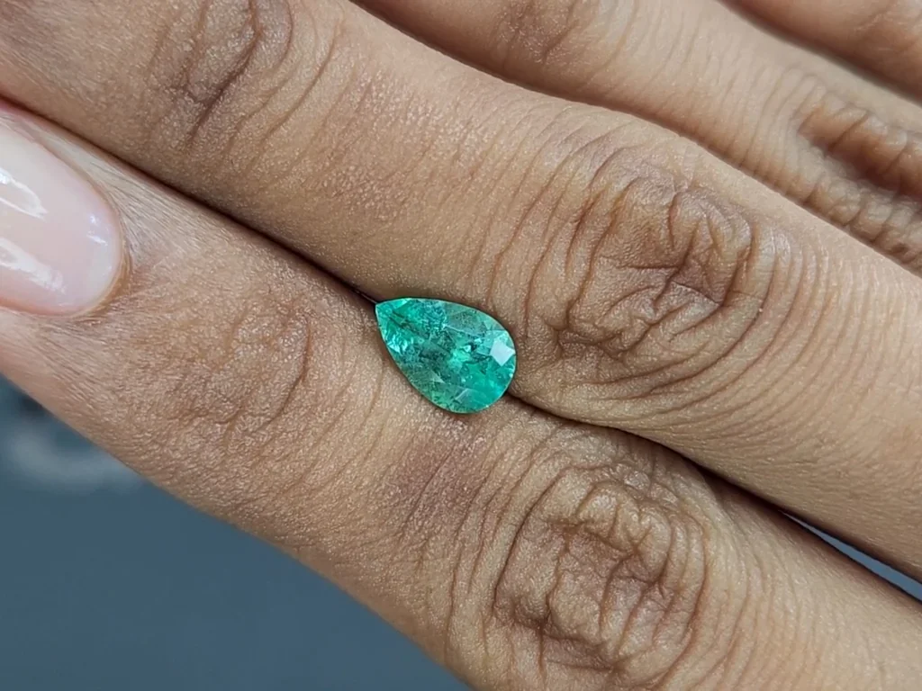 Émeraude taille poire 1,10 carat, Russie Image №2