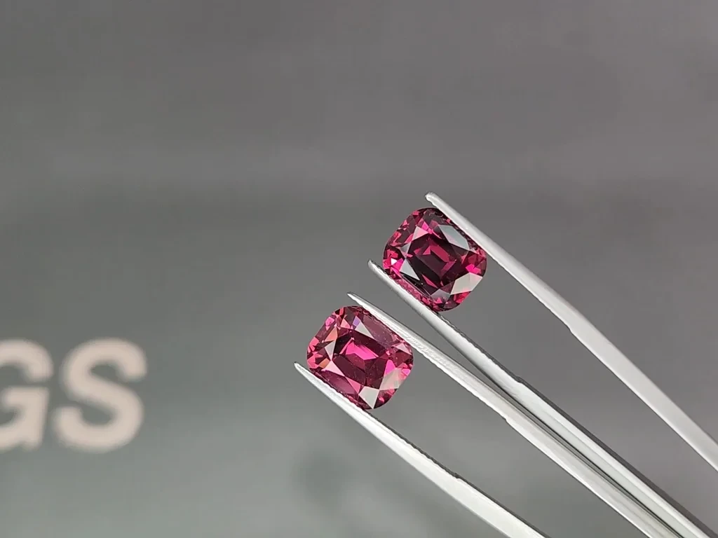 Paar violette granate kissenförmig geschliffene 10,40 karat, Tansania Image №3