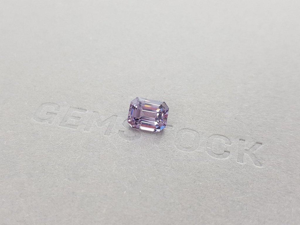 Ring with 2.68 carat lilac spinel and diamonds in 18-carat white gold Image №6