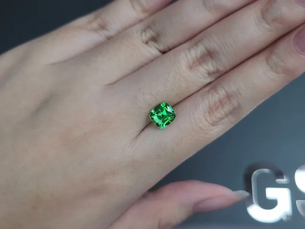 Granate tsavorita Verde intenso talla cojín 2,25 quilates, Tanzania  Image №2