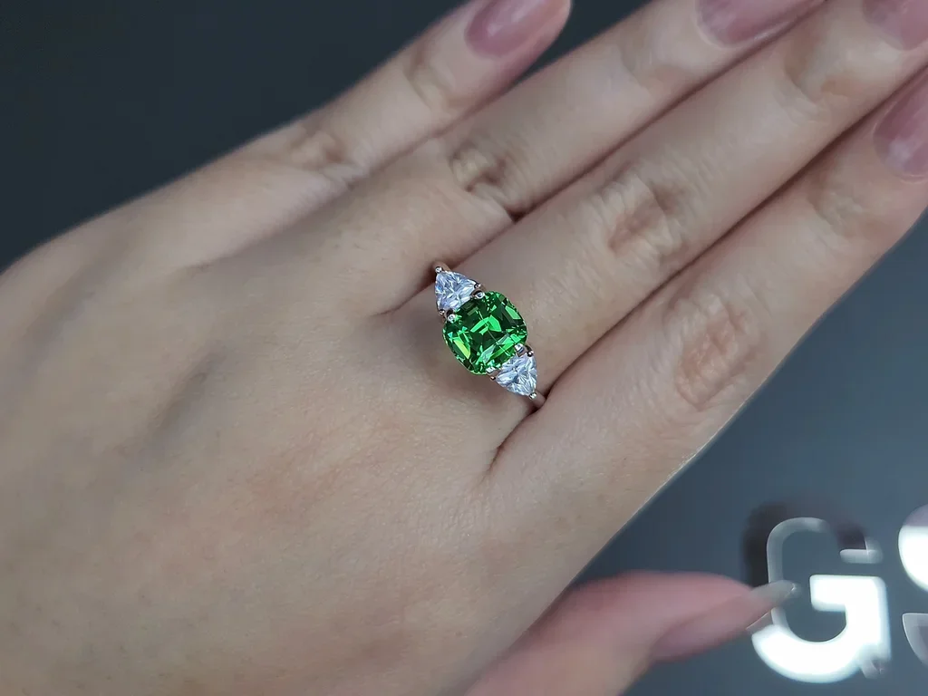 Granate tsavorita Verde intenso talla cojín 2,25 quilates, Tanzania  Image №4