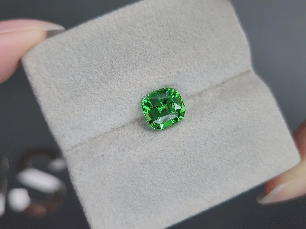 Granate tsavorita Verde intenso talla cojín 2,25 quilates, Tanzania  Image №5