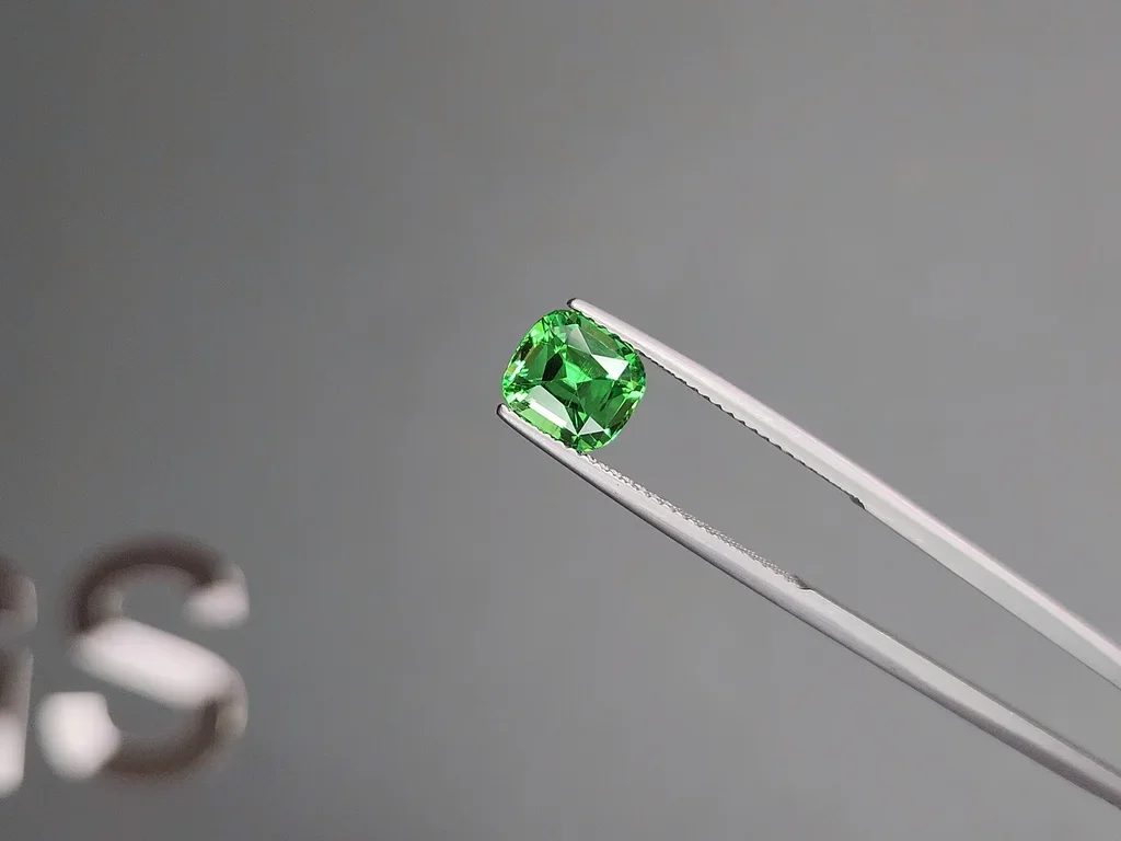 Granate tsavorita Verde intenso talla cojín 2,25 quilates, Tanzania  Image №3