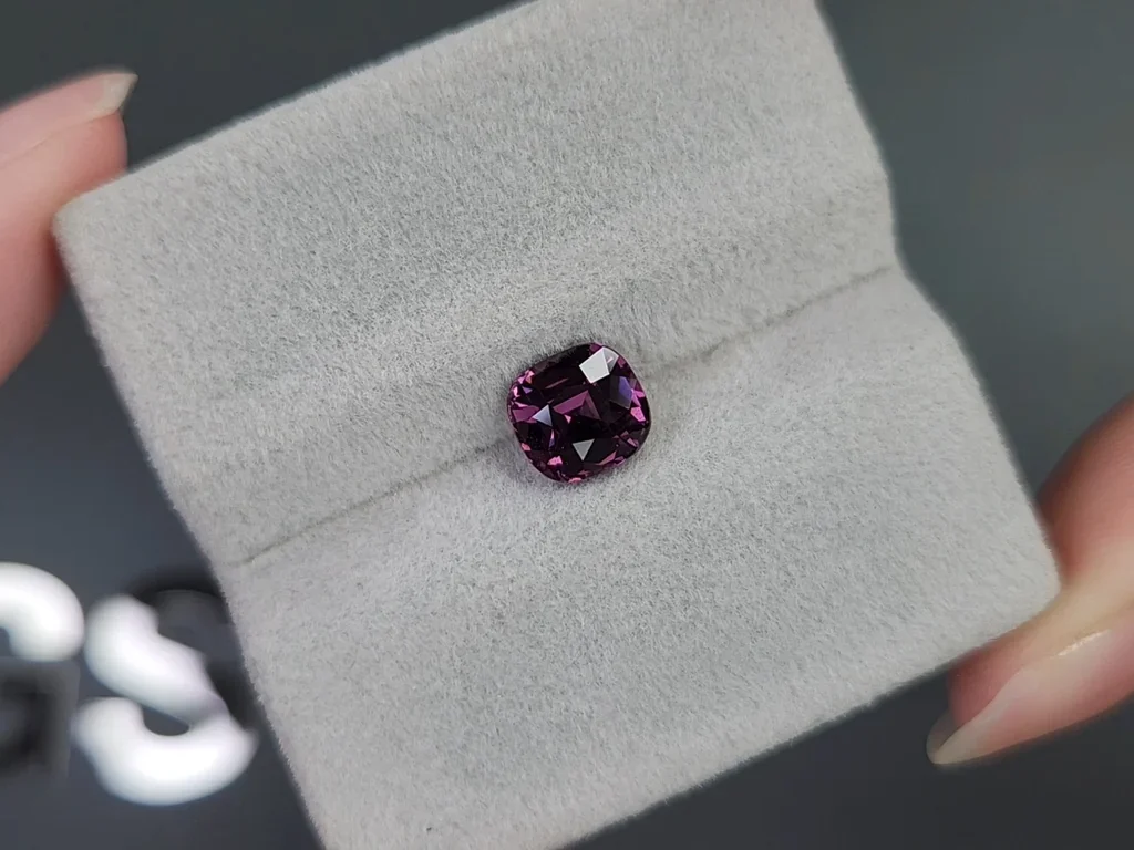 Espinela púrpura de talla cojín de 1,76 carats, Tanzania Image №4