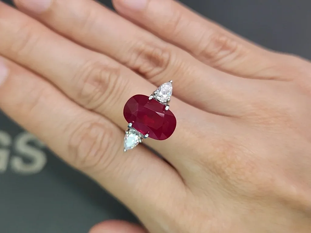 Rubí sangre de paloma de talla cojín de 7,75 quilates, Birmania Image №5