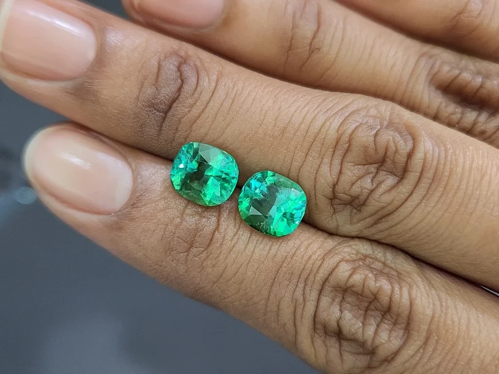 Paire émeraudes taille coussin de 4,15 carats, Colombie Image №2