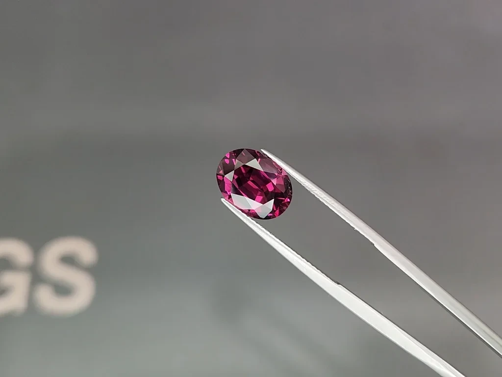 Violetter granat rhodolite oval geschliffener 4,73 karat, Tansania Image №3