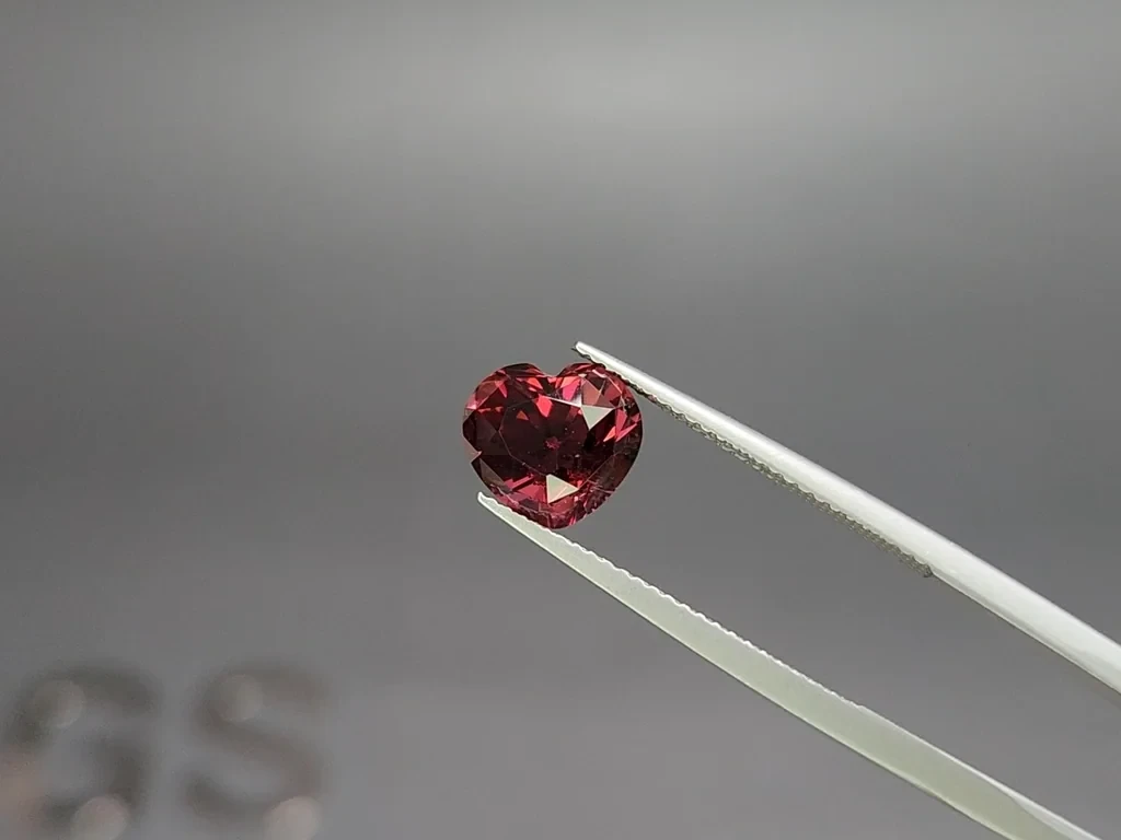 Garnet heart shaped 3.63 carats, Africa Image №3