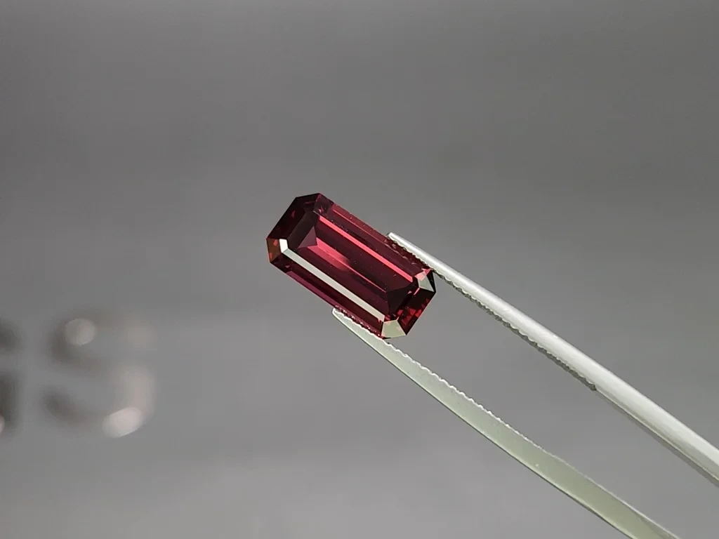 Grenat rhodolite taille octogonale 4,63 carats, Madagascar Image №3