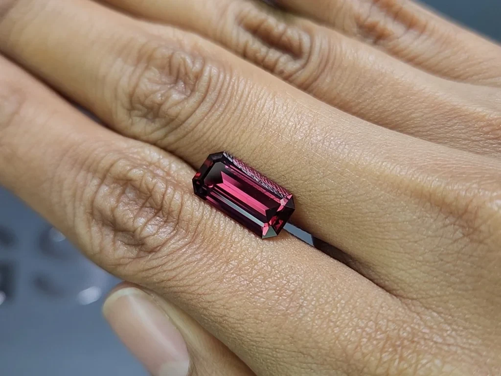 Grenat rhodolite taille octogonale 4,63 carats, Madagascar Image №2