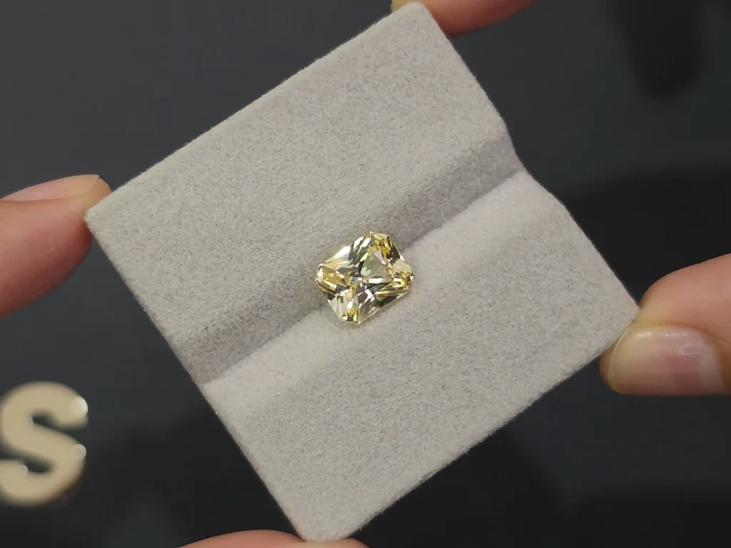 Saphir Pastel Yellow  non chauffé taille radiant 3,25 carats, Madagascar Image №4