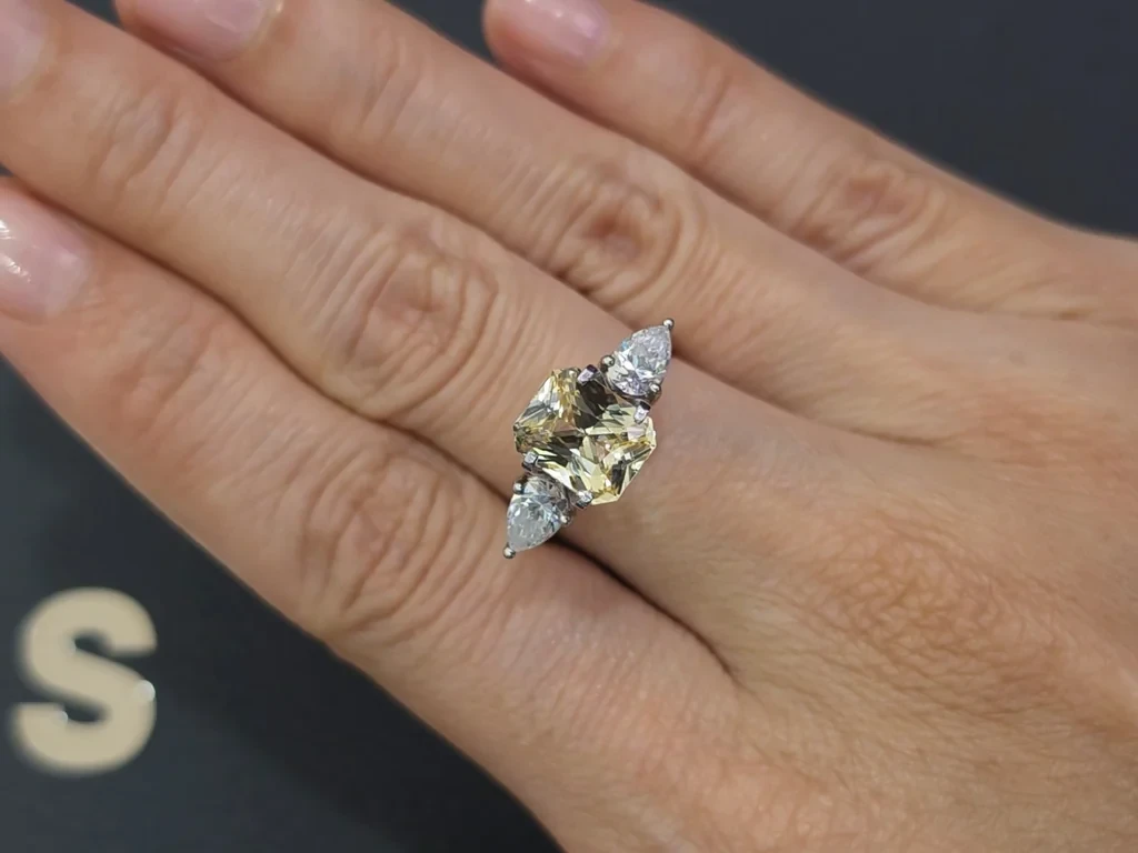 Saphir Pastel Yellow  non chauffé taille radiant 3,25 carats, Madagascar Image №5