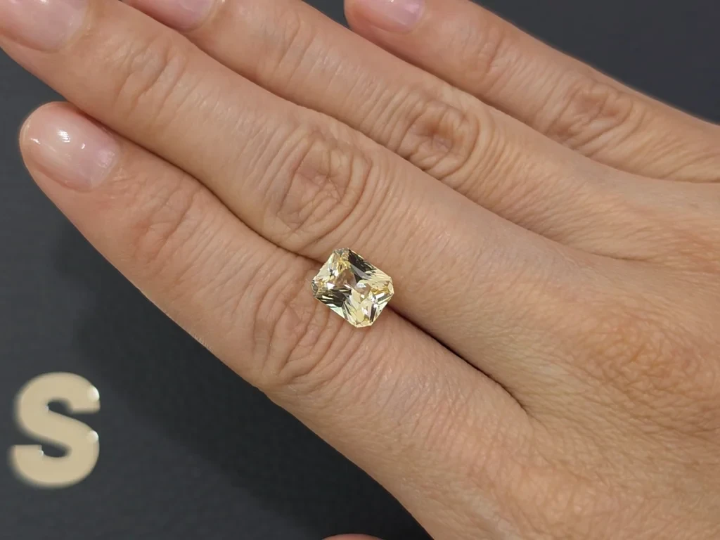 Saphir Pastel Yellow  non chauffé taille radiant 3,25 carats, Madagascar Image №2