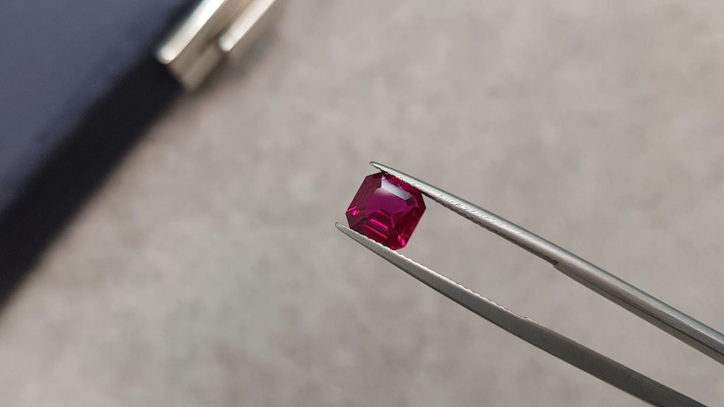 Pigeon's blood red ruby in octagon cut 2.02 ct, Mozambique Image №3