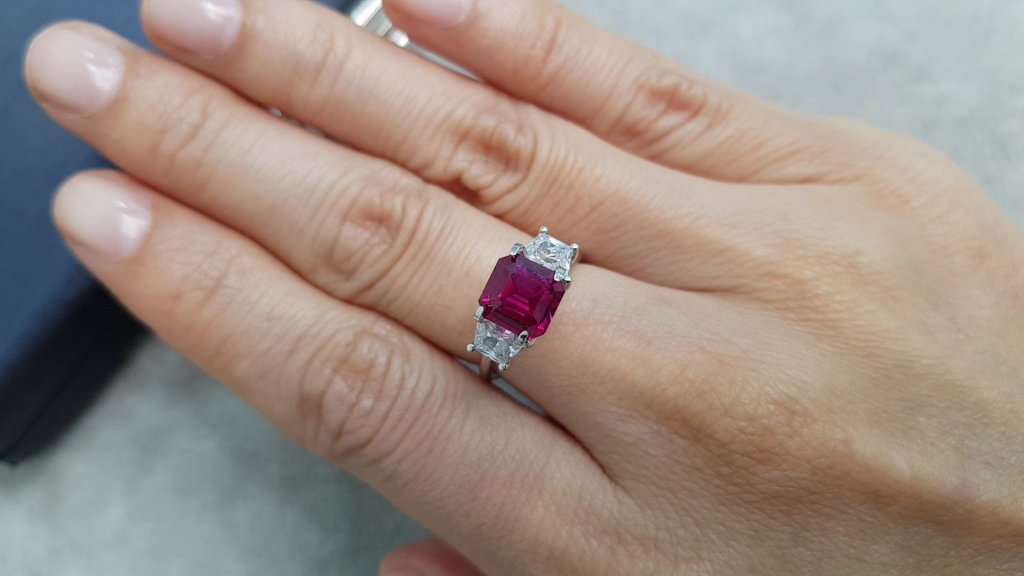 Pigeon's blood red ruby in octagon cut 2.02 ct, Mozambique Image №4
