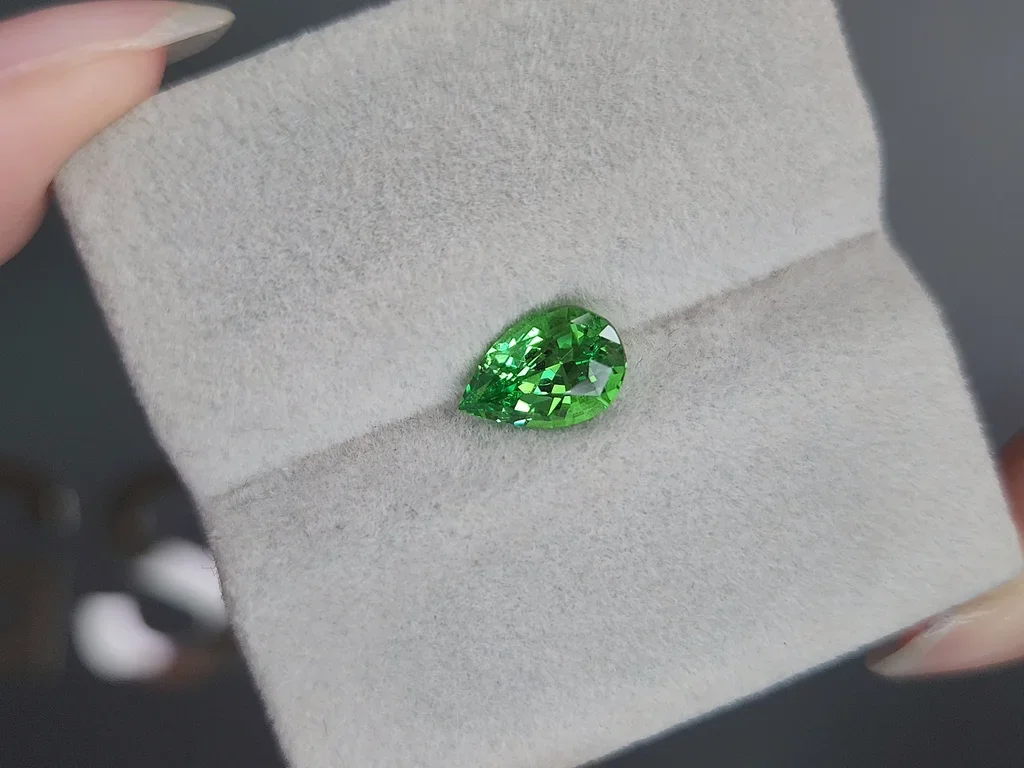 Granat tsavorit Intense Green birnenschliff 1,78 karat, Tansania  Image №4