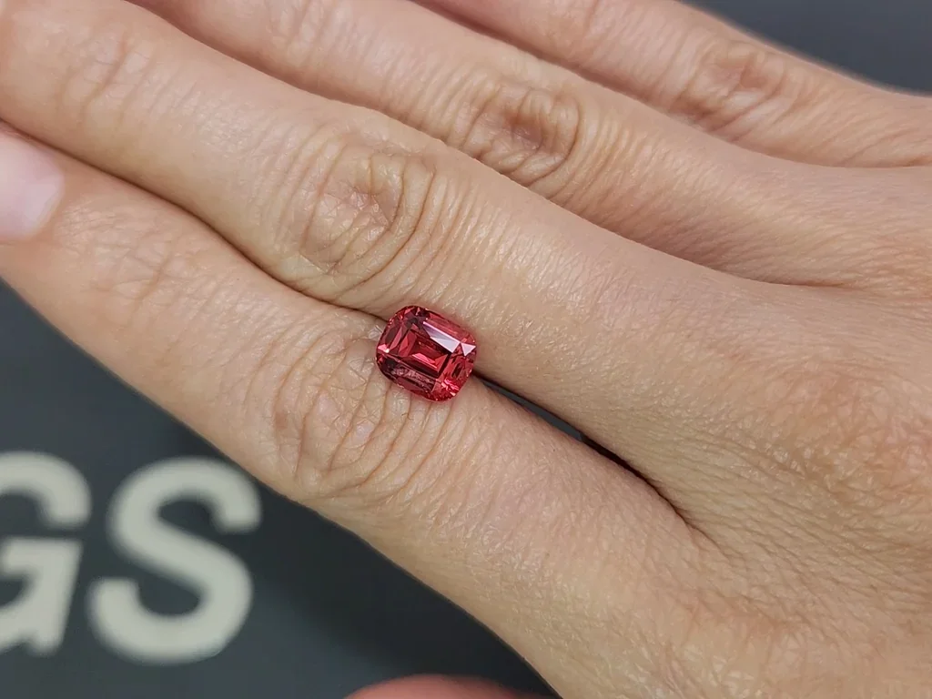 Mahenge-spinell rot-rosa im kissenschliff 2.34 carats, Tansania   Image №2