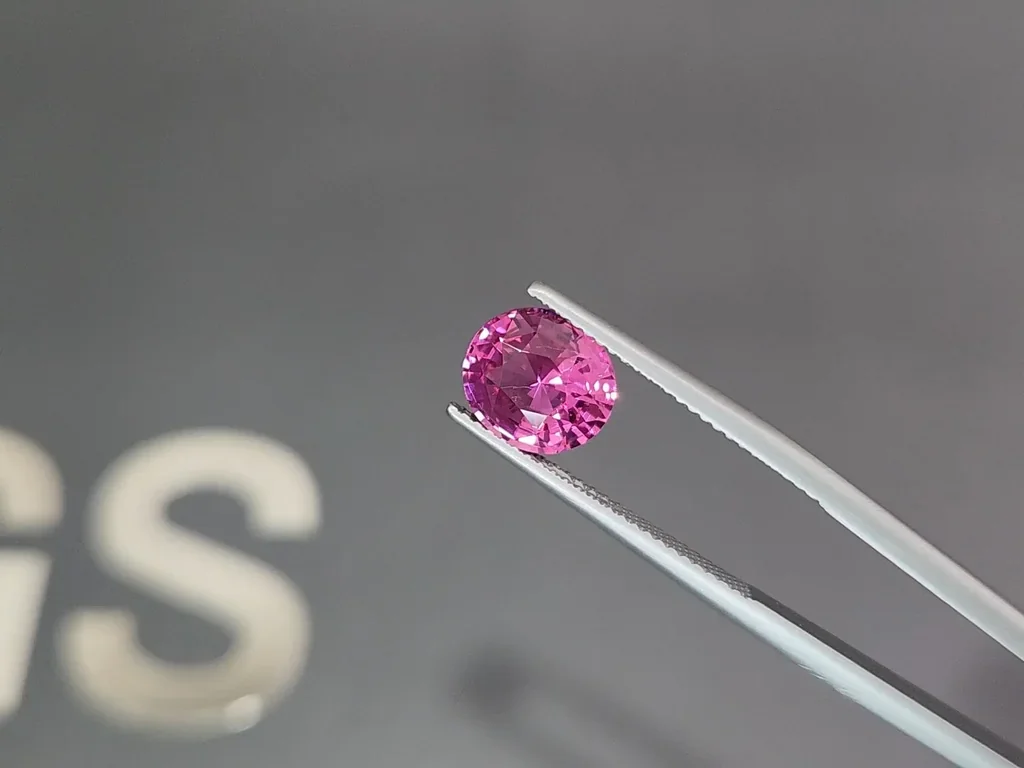 Spinelle Mahenge rose vif taille ovale 2,60 carats, Tanzanie   Image №3