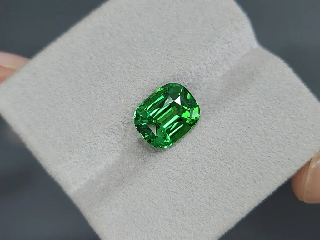 Garnet tsavorite Vibrant green cushion cut 5.00 carats, Tanzania  Image №4
