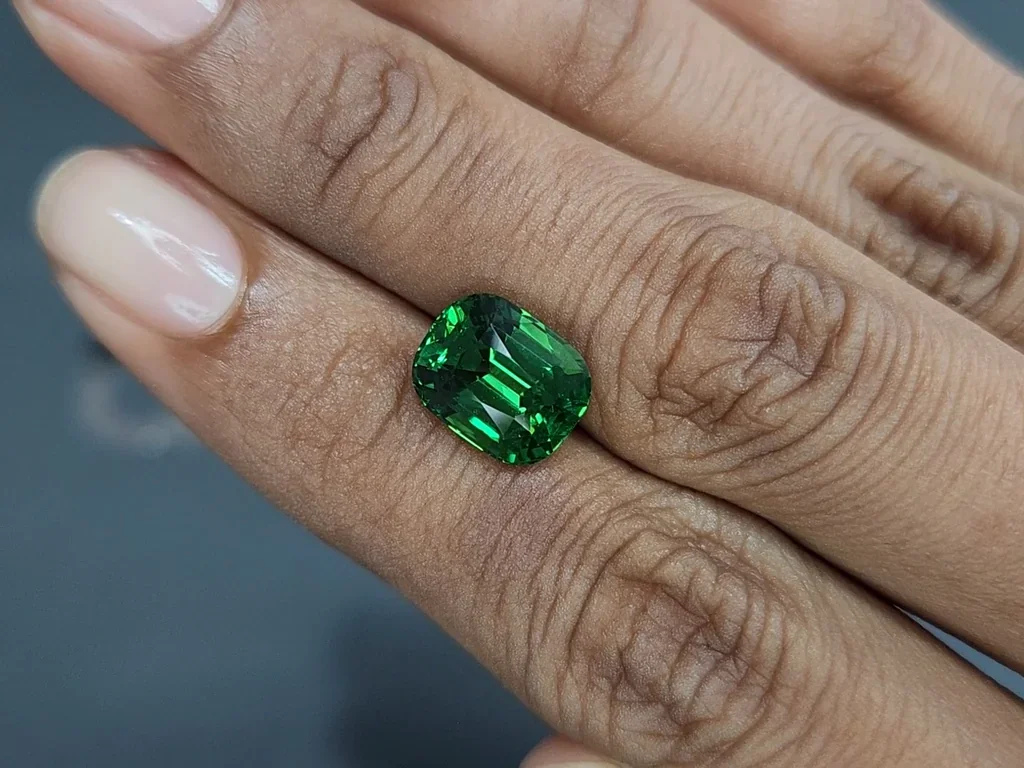 Garnet tsavorite Vibrant green cushion cut 5.00 carats, Tanzania  Image №2