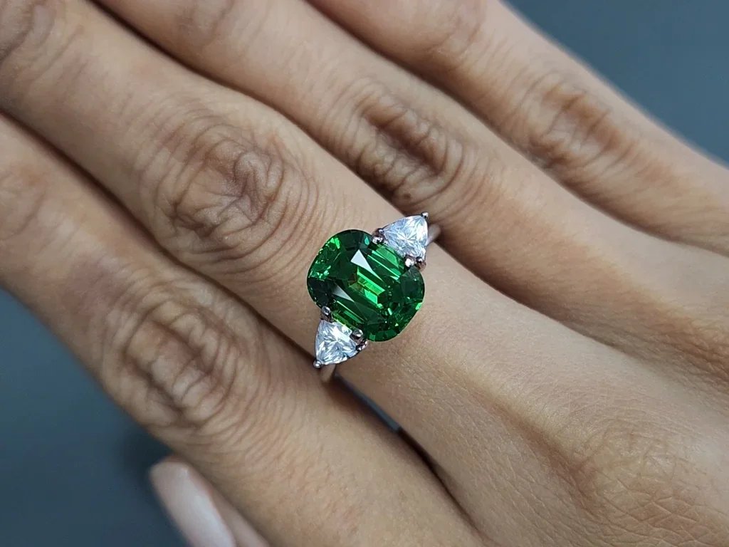 Garnet tsavorite Vibrant green cushion cut 5.00 carats, Tanzania  Image №5