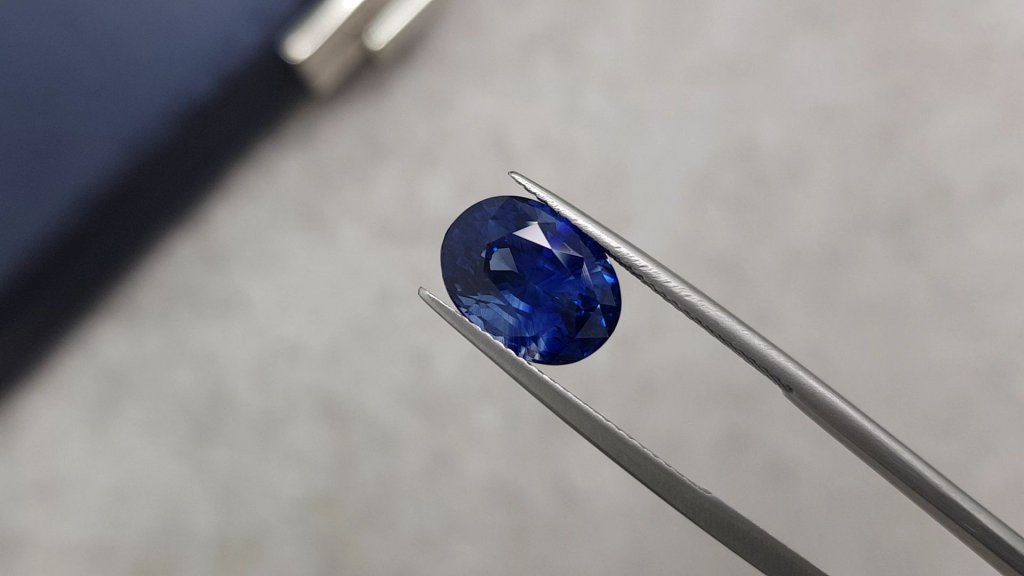 Natural Royal Blue sapphire 6.42 ct in oval cut, Sri Lanka Image №3