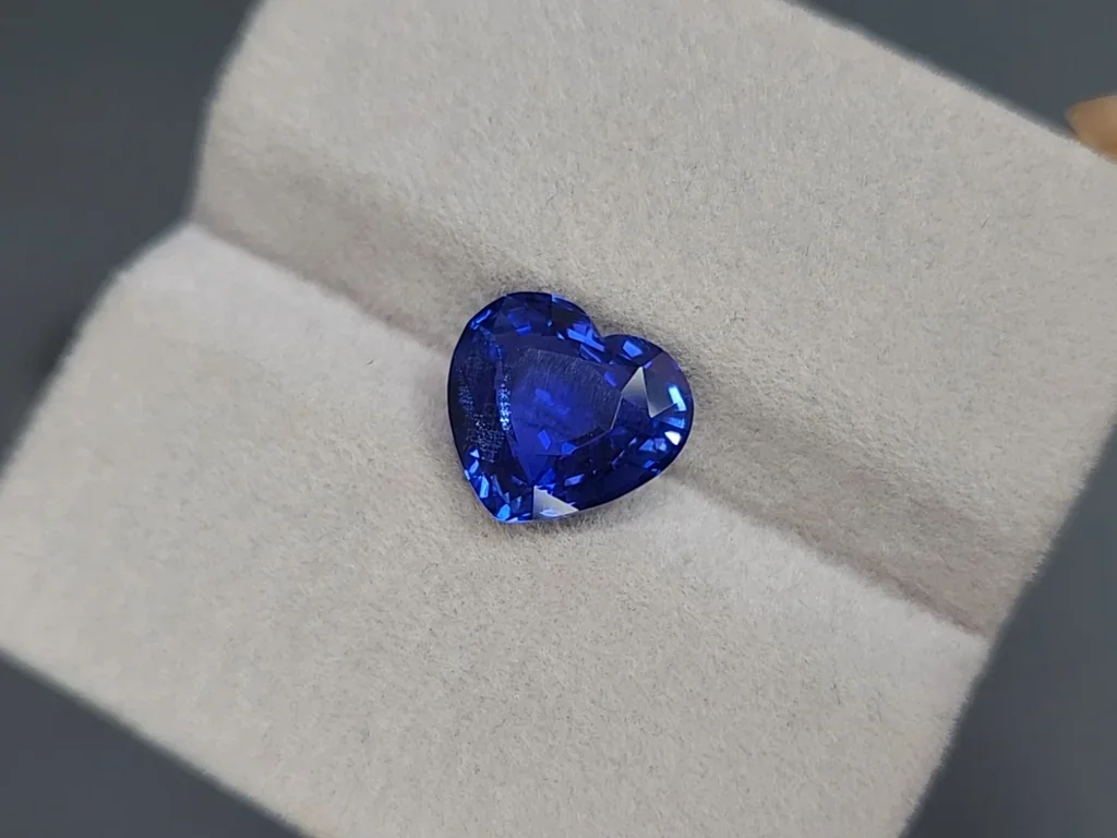 Saphir bleu royal taille cœur non chauffé 4,24 ct Birmanie Image №4