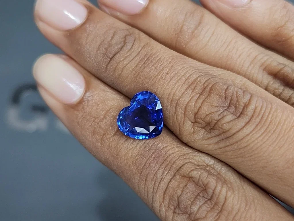 Saphir bleu royal taille cœur non chauffé 4,24 ct Birmanie Image №2