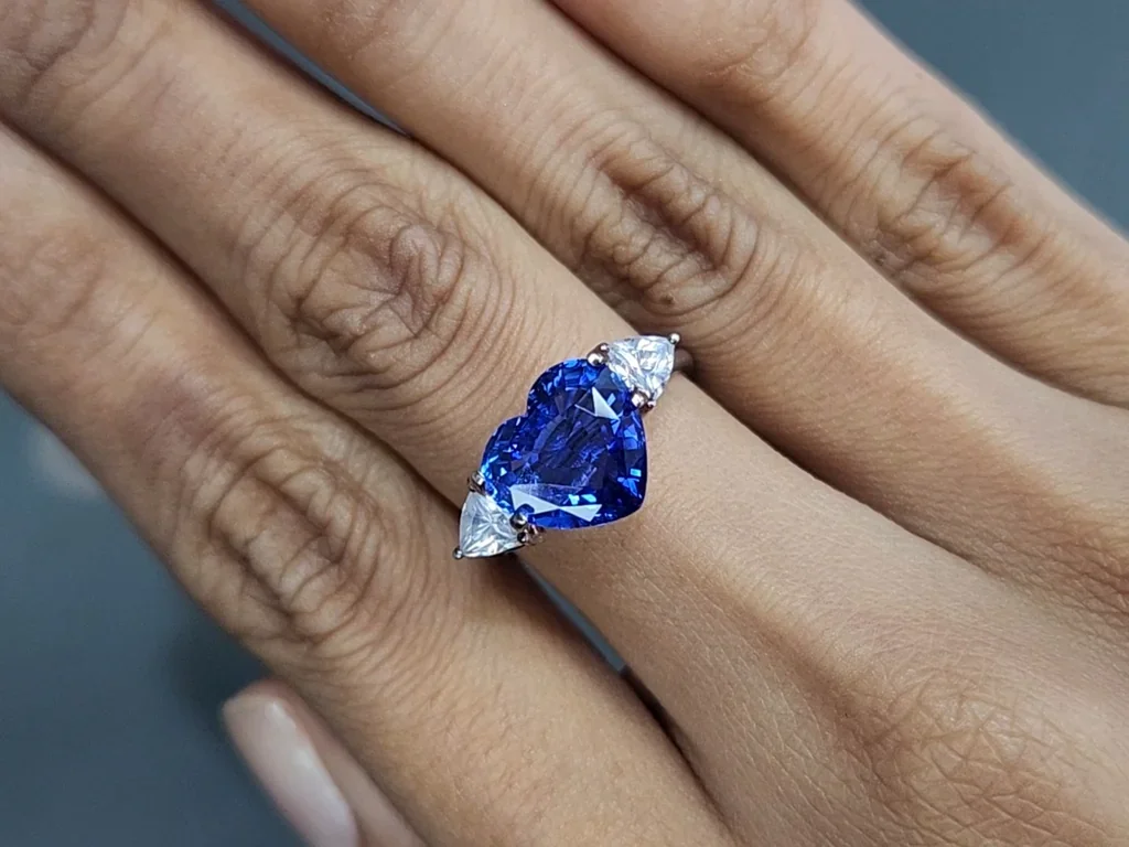 Saphir bleu royal taille cœur non chauffé 4,24 ct Birmanie Image №5