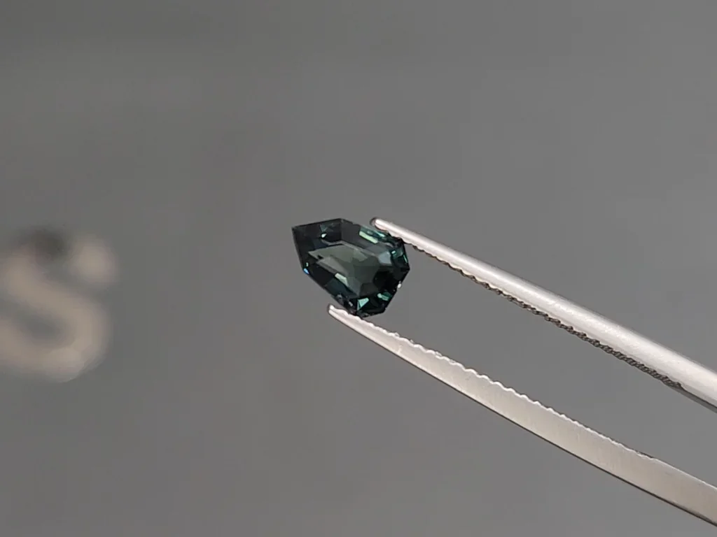 Saphir fantaisie bleu sarcelle de 1,03 cfrats, Madagascar Image №3