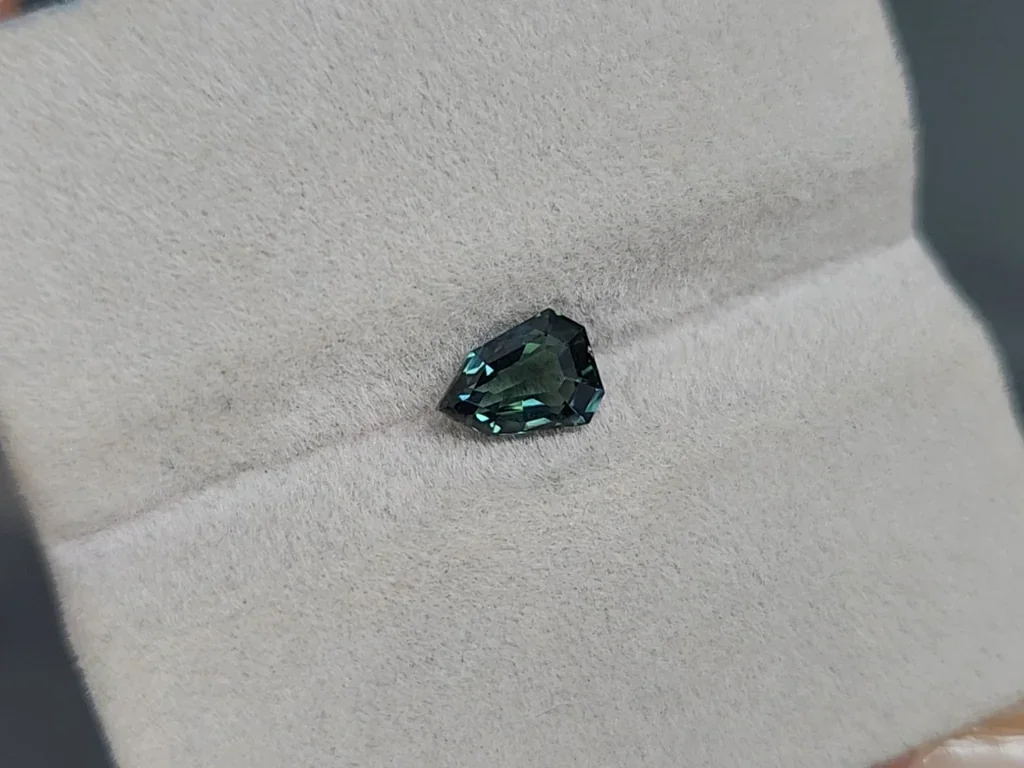 Saphir fantaisie bleu sarcelle de 1,03 cfrats, Madagascar Image №4