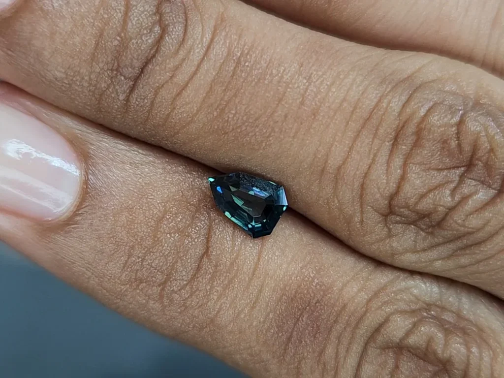 Saphir fantaisie bleu sarcelle de 1,03 cfrats, Madagascar Image №2