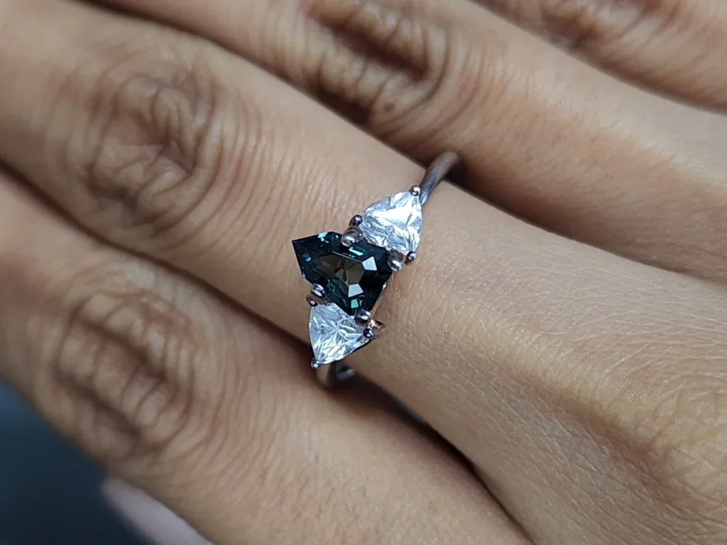 Saphir fantaisie bleu sarcelle de 1,03 cfrats, Madagascar Image №5