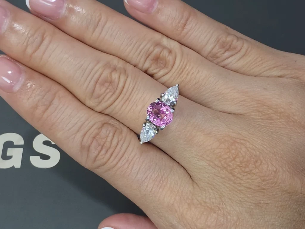 Unheated Padparadscha sapphire in oval cut 1.55 carats, Madagascar Image №5