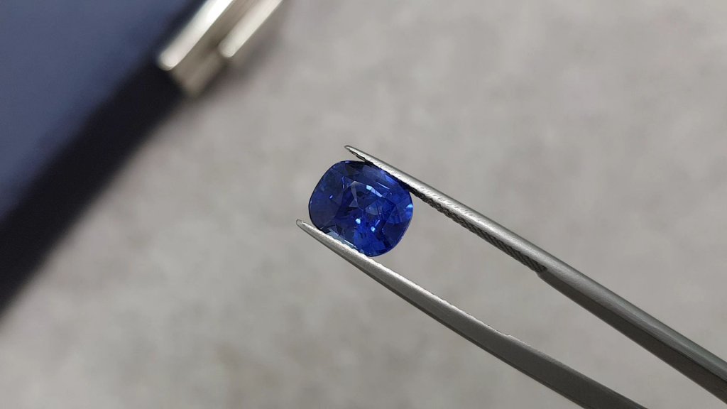 Bright cushion cut Royal Blue sapphire 4.02 carats, Sri Lanka Image №3