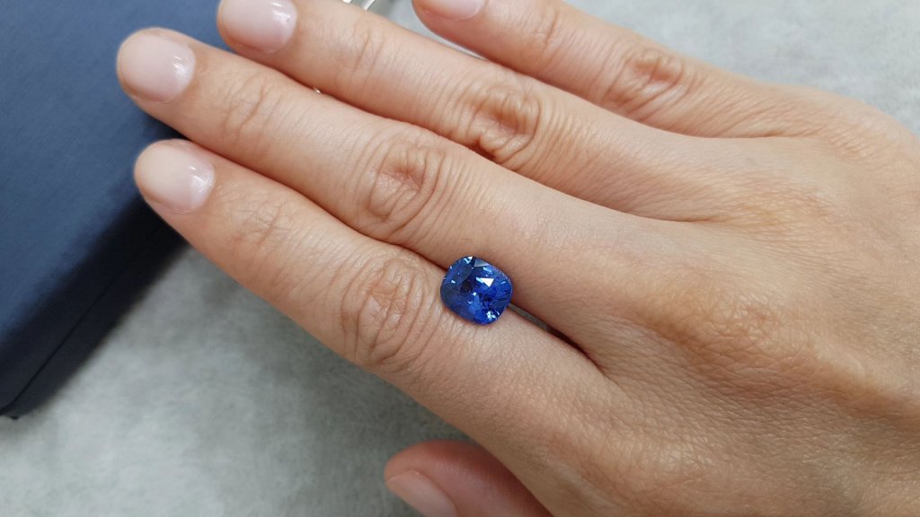 Bright cushion cut Royal Blue sapphire 4.02 carats, Sri Lanka Image №2