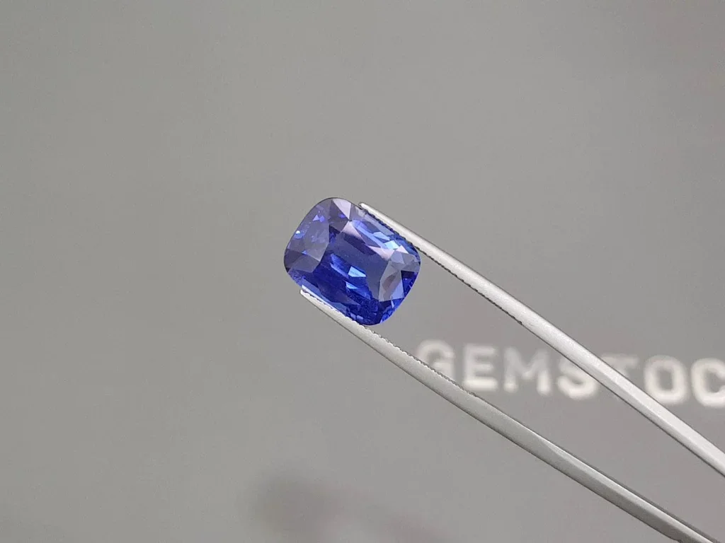 Unheated Royal Blue sapphire in cushion cut 8.02 carats, Sri Lanka Image №3