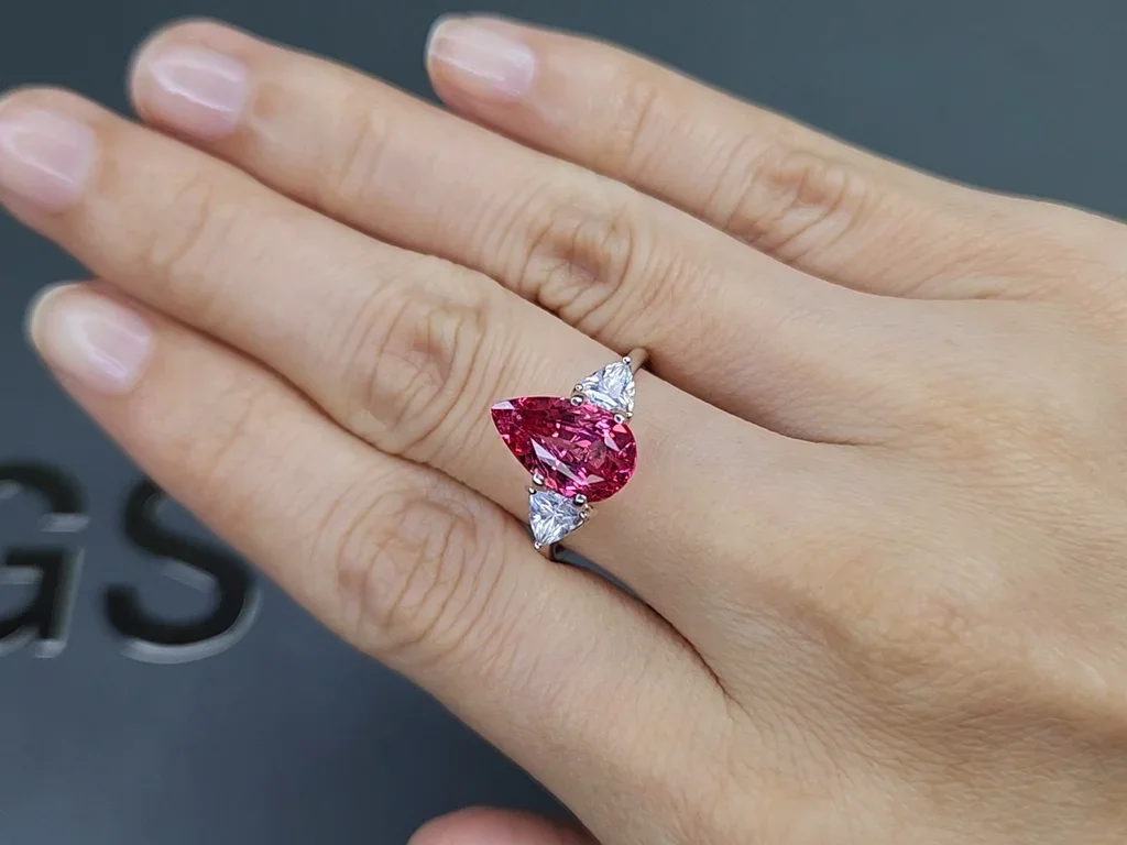 Espinela Mahenge talla pera rojo-rosa 3,67 quilates, Tanzania  Image №5