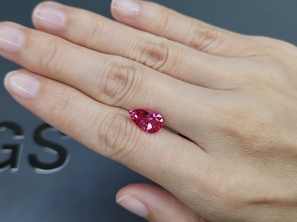 Espinela Mahenge talla pera rojo-rosa 3,67 quilates, Tanzania  Image №2