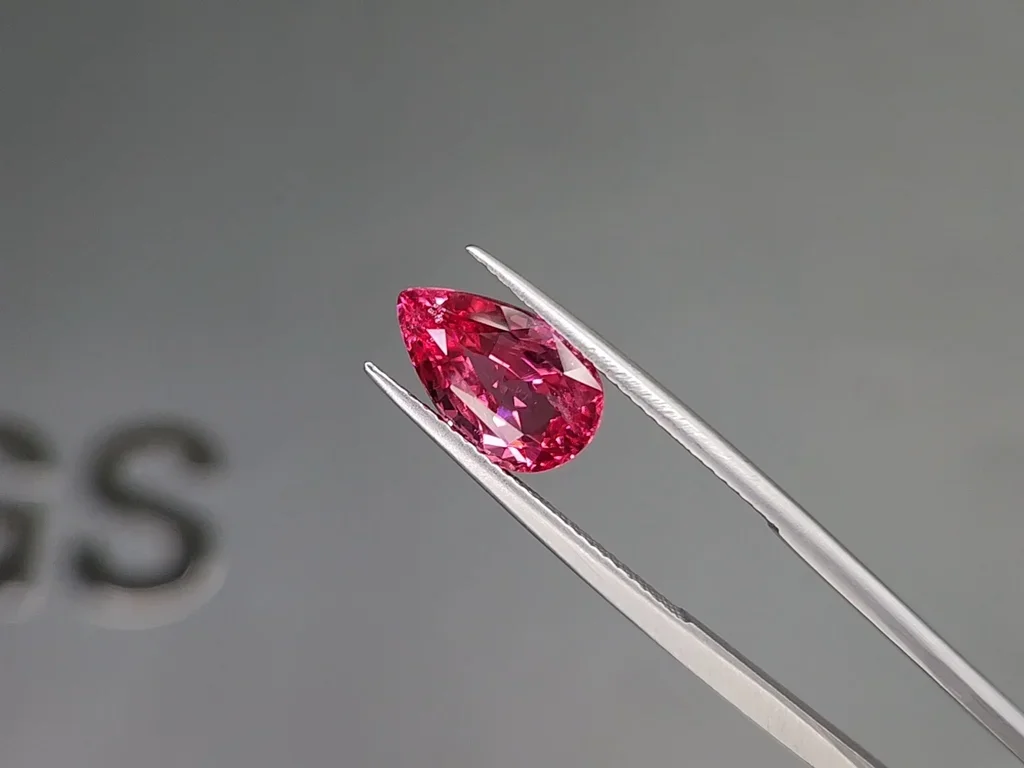 Espinela Mahenge talla pera rojo-rosa 3,67 quilates, Tanzania  Image №3