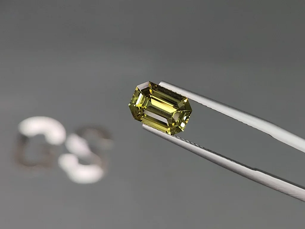 Alexandrite color change octagon cut 2.90 carats, Sri Lanka Image №4