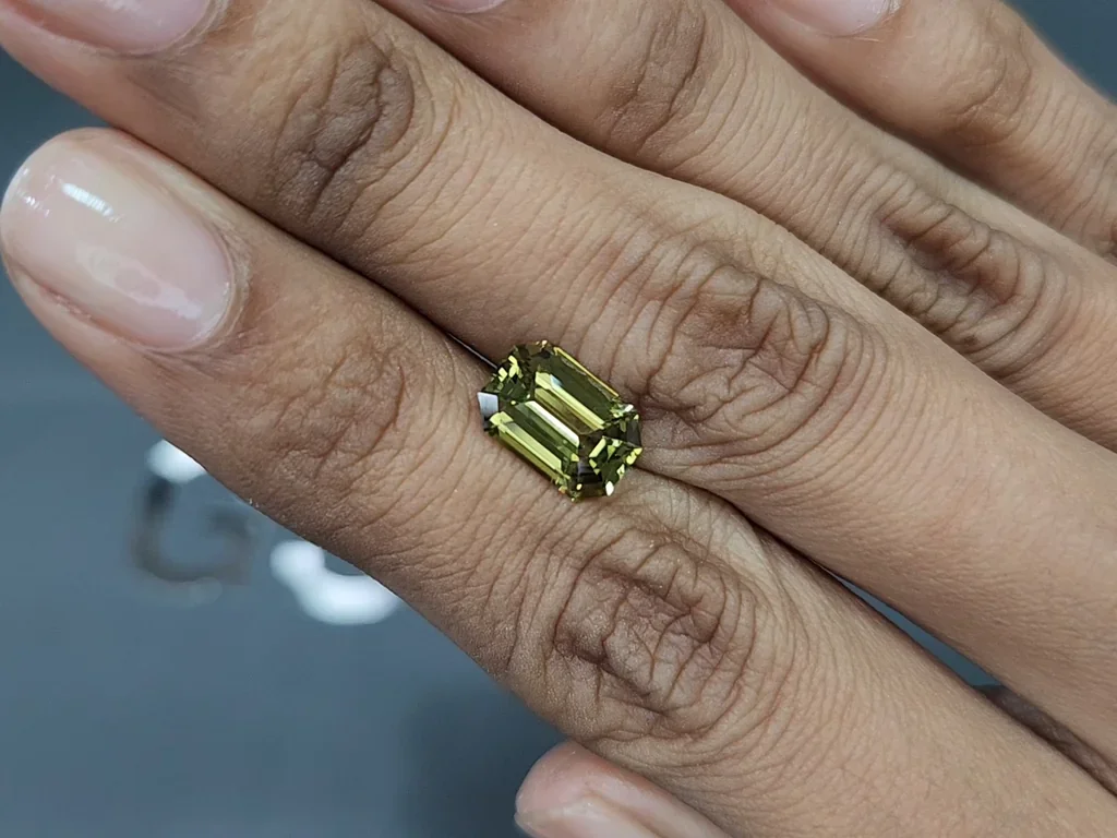 Alexandrite color change octagon cut 2.90 carats, Sri Lanka Image №2