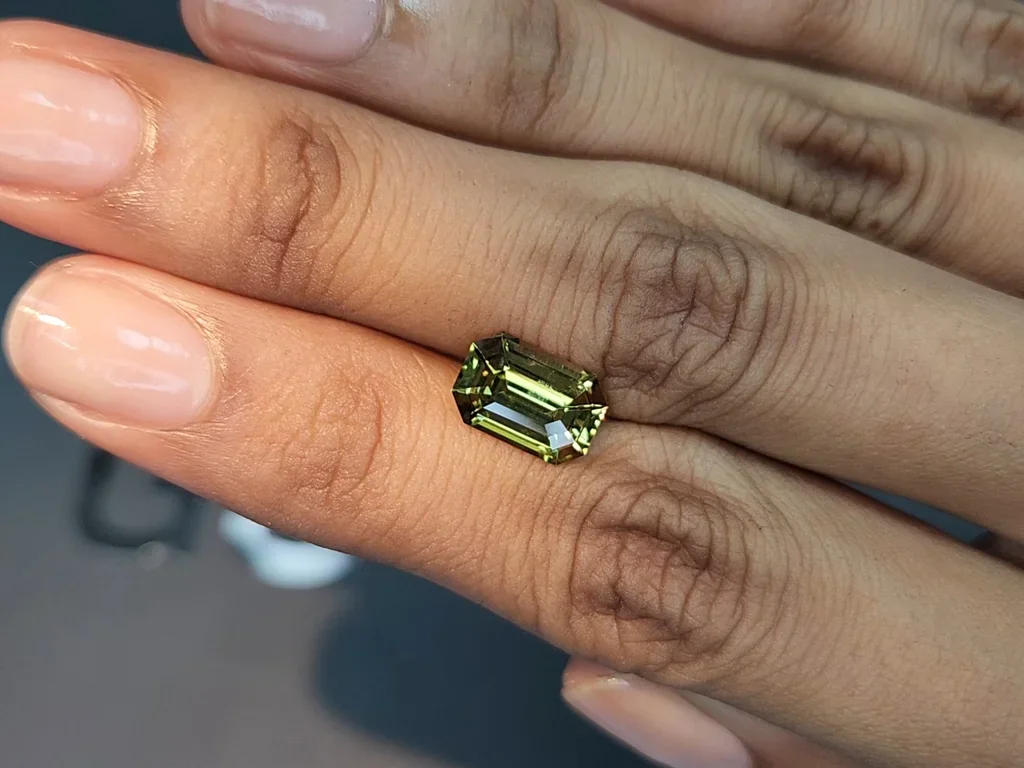 Alexandrite color change octagon cut 2.90 carats, Sri Lanka Image №3