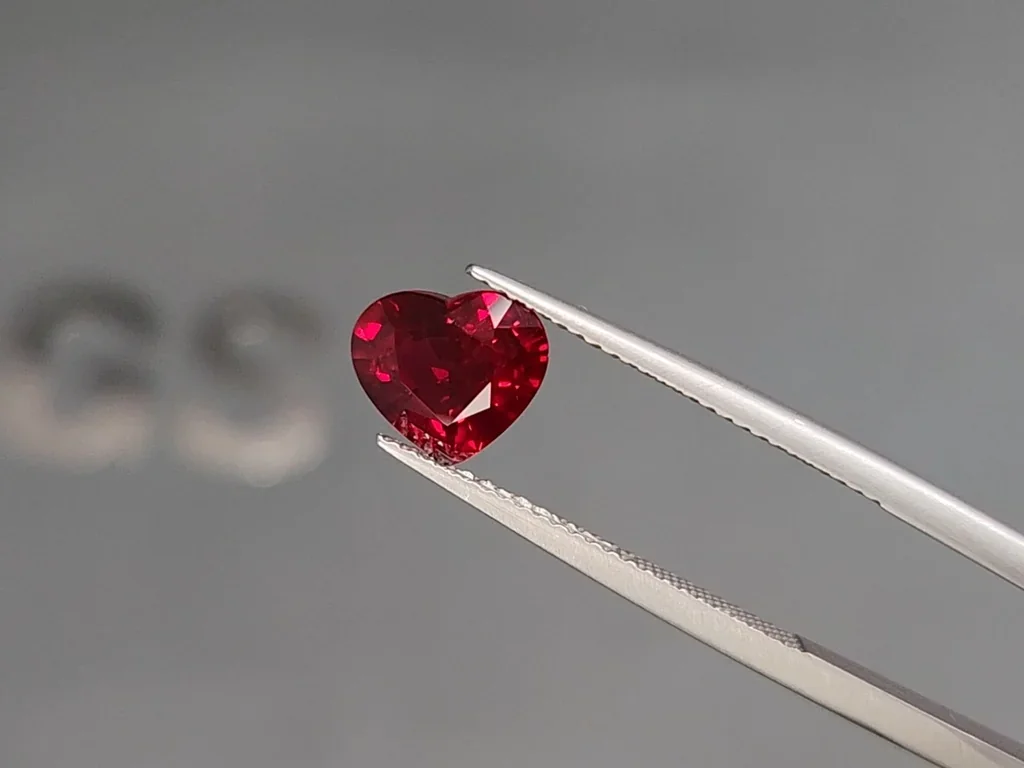 Rubis sang de pigeon non chauffé, taille cœur 2,17 carats, Mozambique Image №3