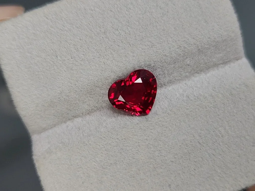 Rubis sang de pigeon non chauffé, taille cœur 2,17 carats, Mozambique Image №4