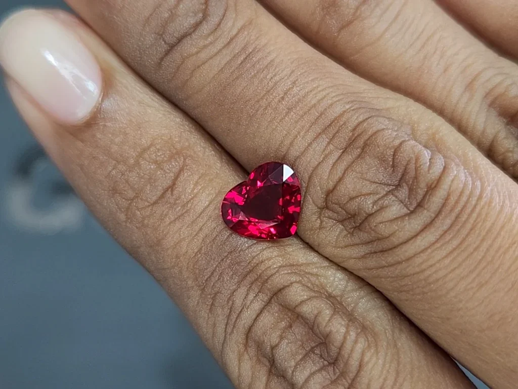 Rubis sang de pigeon non chauffé, taille cœur 2,17 carats, Mozambique Image №2