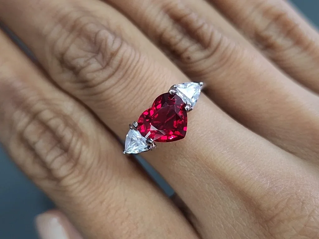 Rubis sang de pigeon non chauffé, taille cœur 2,17 carats, Mozambique Image №5