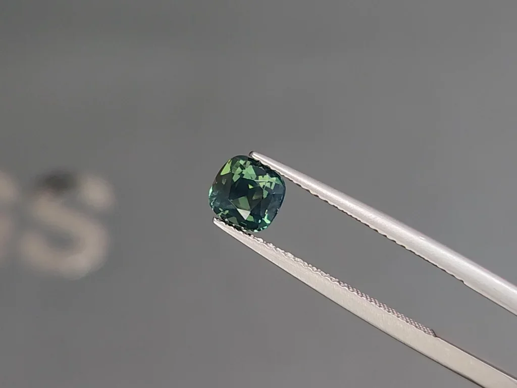 Zafiro verde azulado de talla cojín sin calentar de 1,50 quilates, Madagascar Image №3