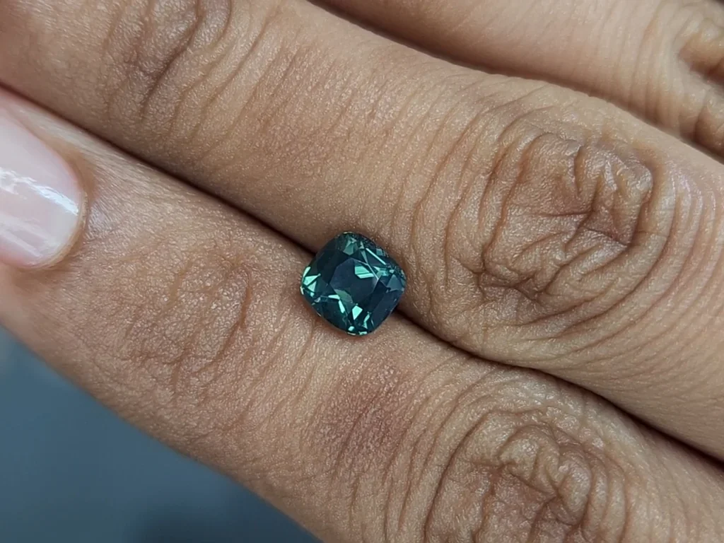 Zafiro verde azulado de talla cojín sin calentar de 1,50 quilates, Madagascar Image №2