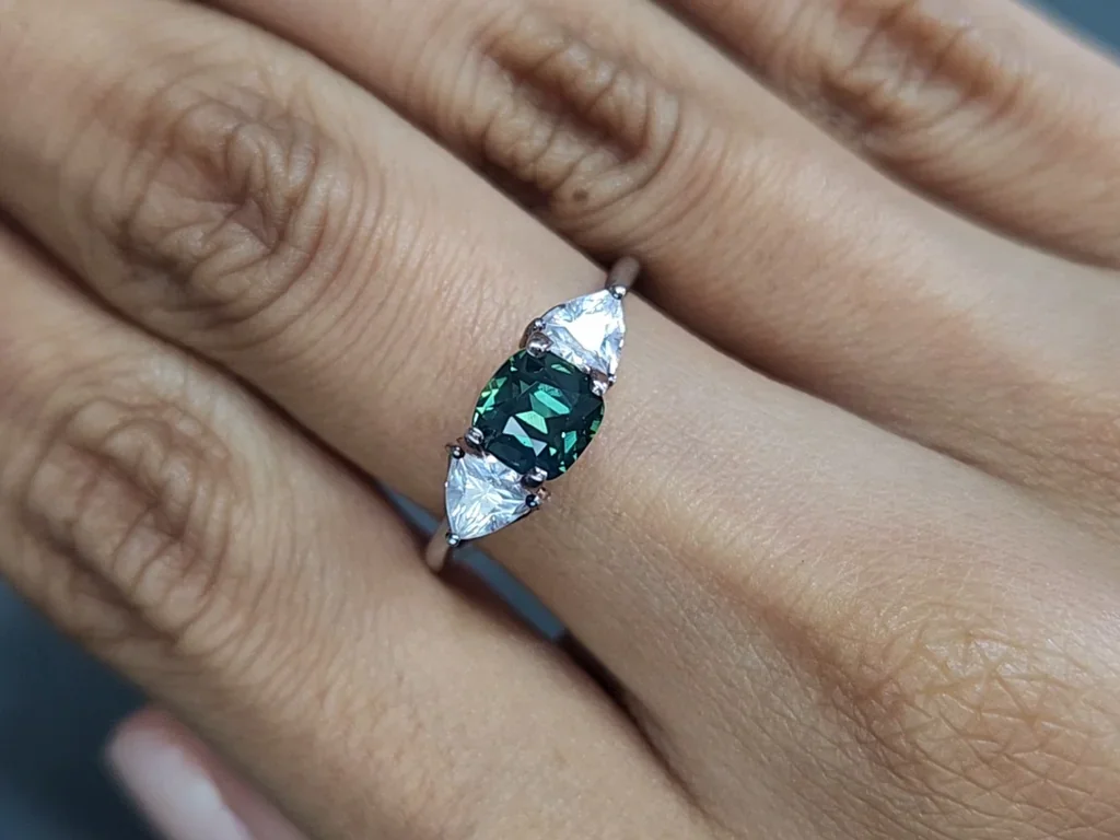 Zafiro verde azulado de talla cojín sin calentar de 1,50 quilates, Madagascar Image №5